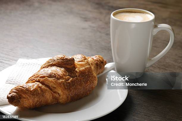 Croissant E Café - Fotografias de stock e mais imagens de Amarelo - Amarelo, Assado no Forno, Bebida