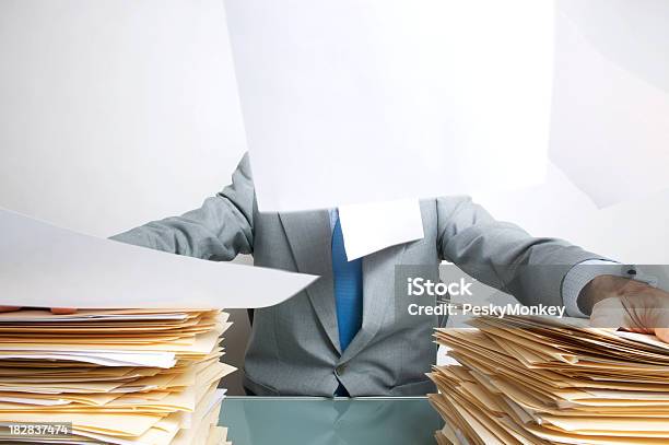 Büroberuf Versucht Halte Papierkram Stockfoto und mehr Bilder von Gestapelt - Gestapelt, Humor, Haufen