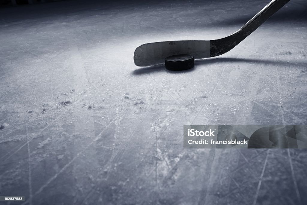 Hockeyschläger und Puck auf Eis. - Lizenzfrei Eishockey Stock-Foto