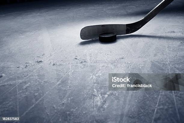 Hockeyschläger Und Puck Auf Eis Stockfoto und mehr Bilder von Eishockey - Eishockey, Eis, Puck