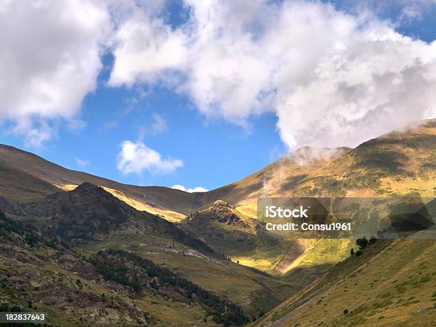 Núriavalley Foto de stock y más banco de imágenes de Aire libre - Aire libre, Cielo, Colina