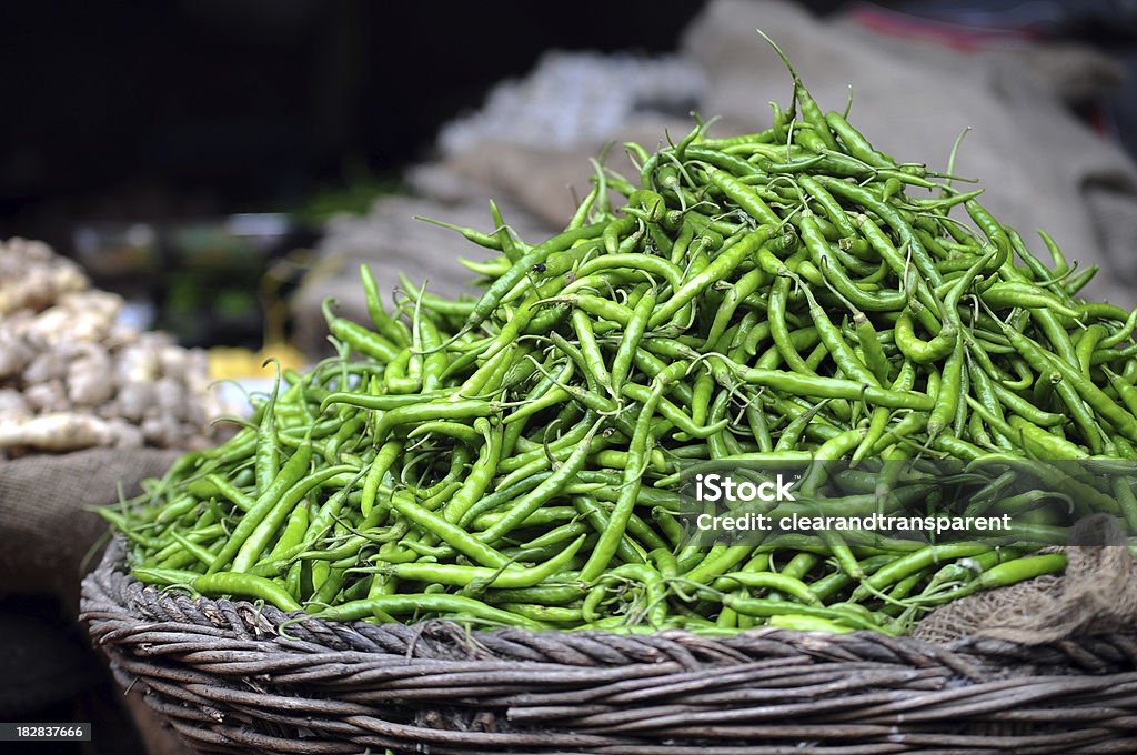 Green chillis do sprzedaży na rynku - Zbiór zdjęć royalty-free (Zielona papryka chili)