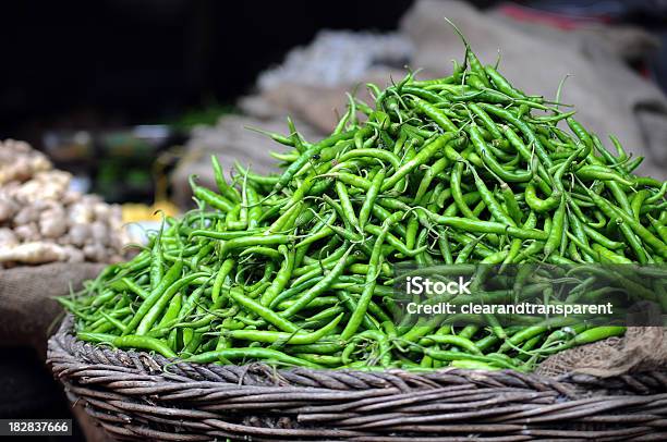 Green Chillis Do Sprzedaży Na Rynku - zdjęcia stockowe i więcej obrazów Zielona papryka chili - Zielona papryka chili, Papryka chili, Zielony kolor