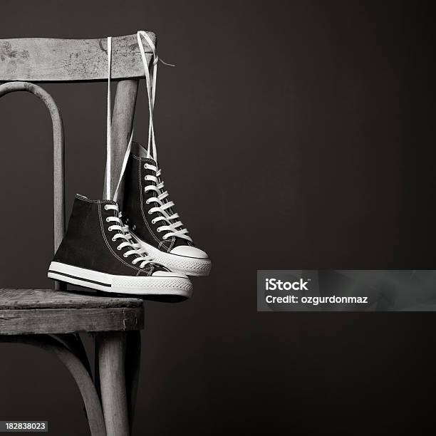 Sneaker Appeso Su Una Sedia - Fotografie stock e altre immagini di Abbandonato - Abbandonato, Abbigliamento, Abbigliamento casual