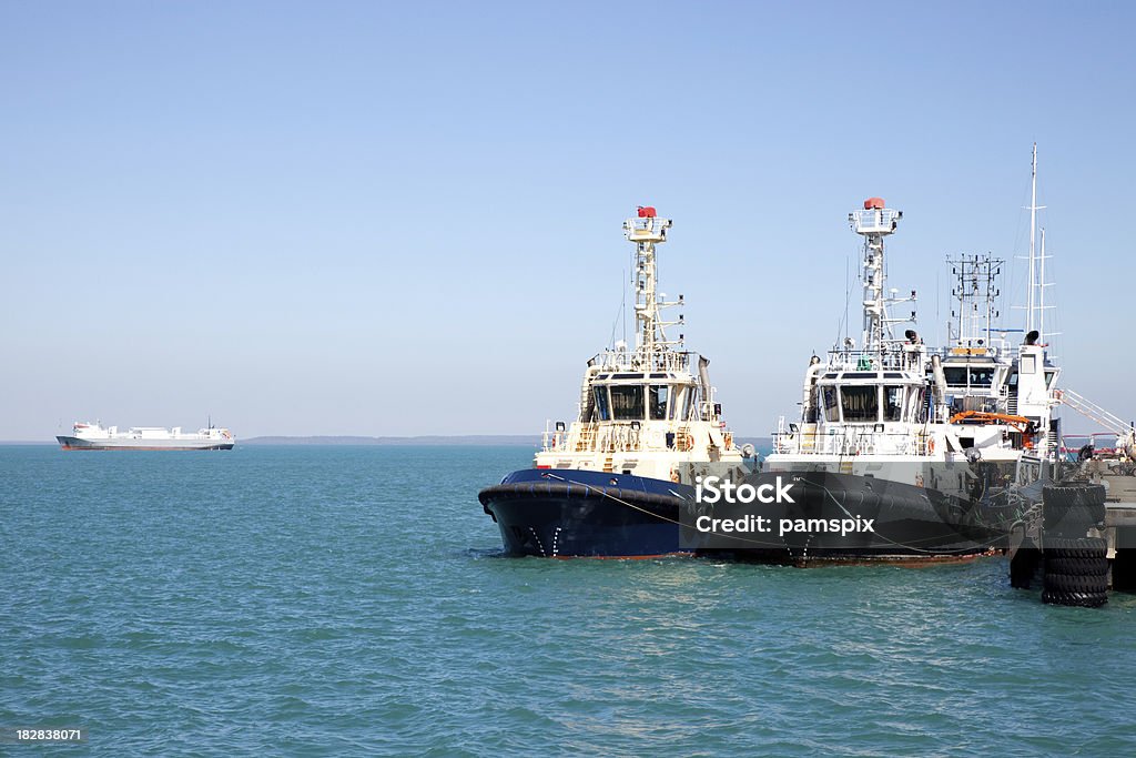 Cuerda dos barcos en Embarcadero con cielo azul y el mar - Foto de stock de Remolcador libre de derechos