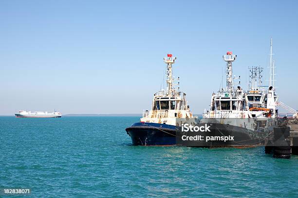 Due Tug Imbarcazioni Al Molo Con Cielo Blu E Mare - Fotografie stock e altre immagini di Rimorchiatore - Rimorchiatore, Due oggetti, Australia