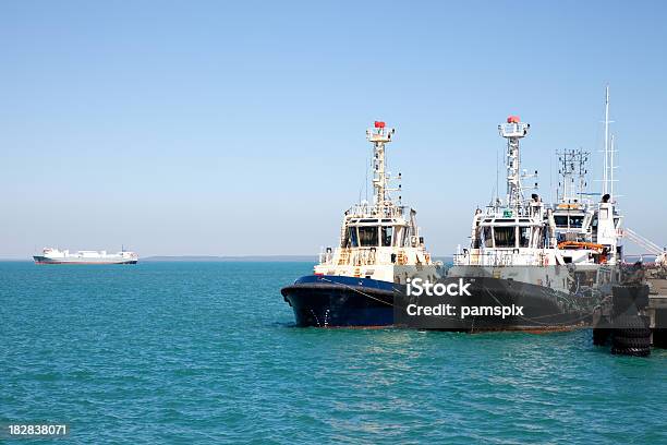 Foto de Dois Cabo Barcos No Cais Com Azul Do Céu E Do Mar e mais fotos de stock de Navio rebocador - Navio rebocador, Dois Objetos, Austrália