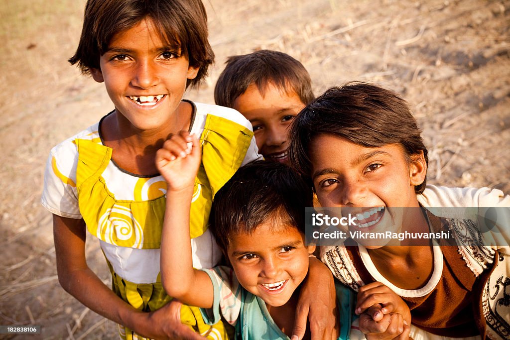 Grupa radosny wiejskich Indian dzieci w Radżastan - Zbiór zdjęć royalty-free (Dziecko)