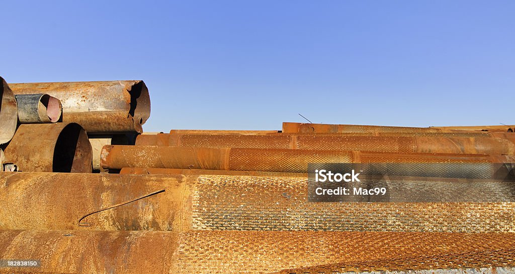 Rusty aço, tubos contra o céu azul - Foto de stock de Amontoamento royalty-free