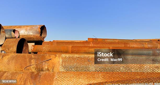 Tubos De Aço Enferrujado Contra O Céu Azul - Fotografias de stock e mais imagens de Amontoar - Amontoar, Antigo, Ao Ar Livre