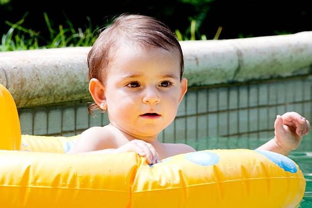 bébé dans la piscine et iii. - inflatable ring water wings swimming pool float photos et images de collection