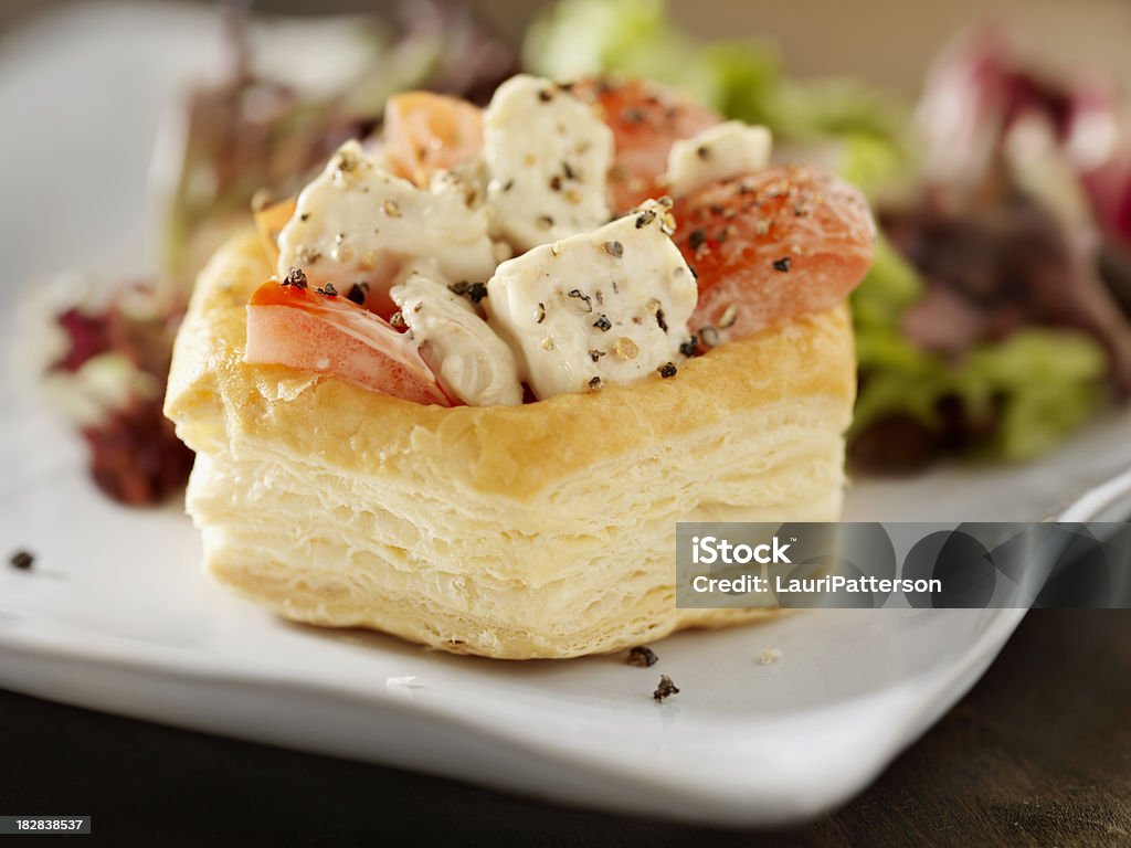 Ensalada de pollo Ceaser en cubierta de hojaldre - Foto de stock de Aderezo libre de derechos