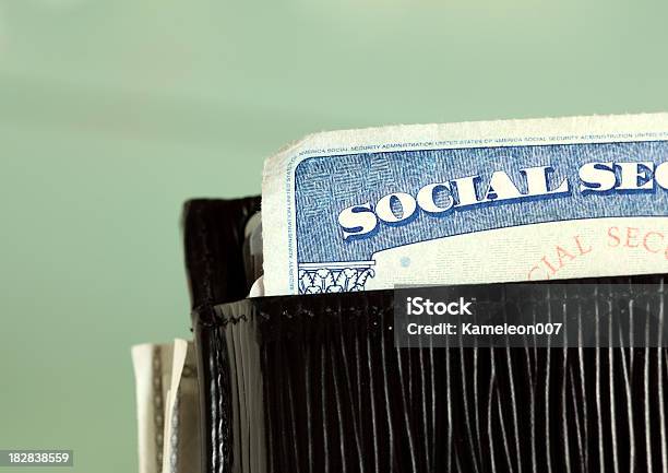 Cartão De Social Security Em Carteira - Fotografias de stock e mais imagens de Carteira - Carteira, Cartão de Crédito, Cartão de Social Security