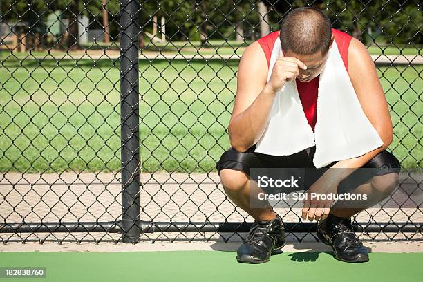 Disturbi Atleta Inginocchiarsi Accanto A Parete - Fotografie stock e altre immagini di Adulto - Adulto, Affranto, Allenamento