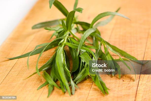 Frescos Estragão - Fotografias de stock e mais imagens de Comida - Comida, Comida e Bebida, Cru