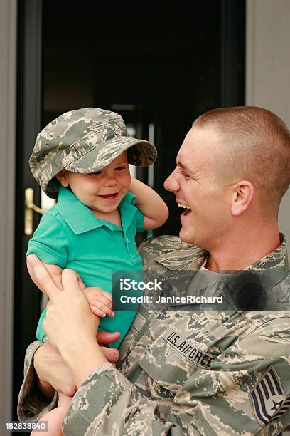 Militar Pai E Filho - Fotografias de stock e mais imagens de Família - Família, Força Aérea, Tropa