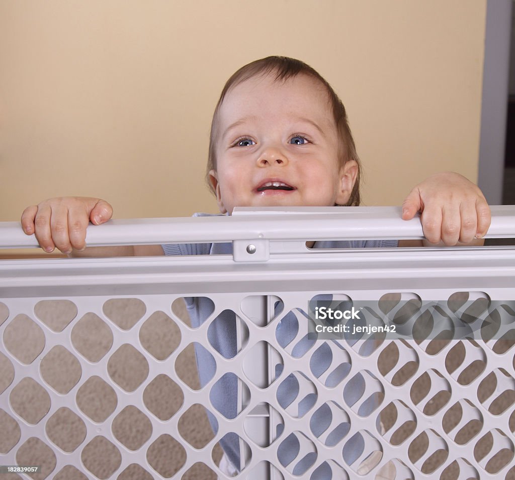 Heureux enfant bébé porte à - Photo de Barrière de sécurité pour bébés libre de droits