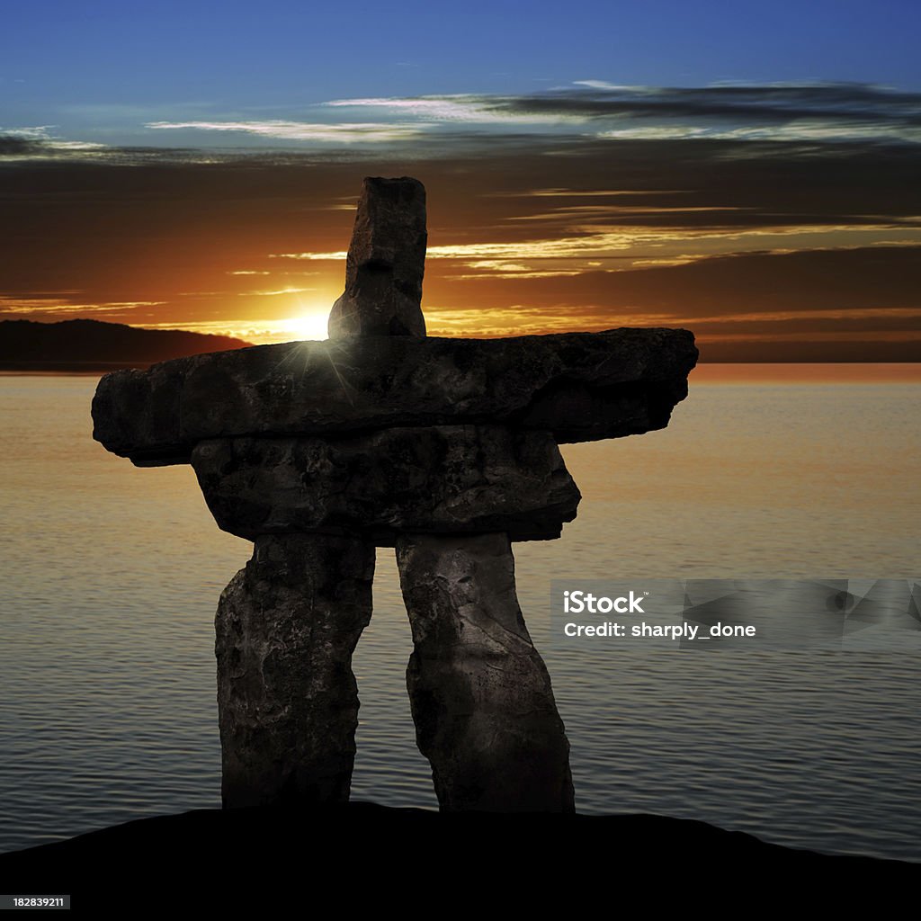 XL Inuit-Steindenkmal bei Sonnenuntergang - Lizenzfrei Indigene Kultur Stock-Foto