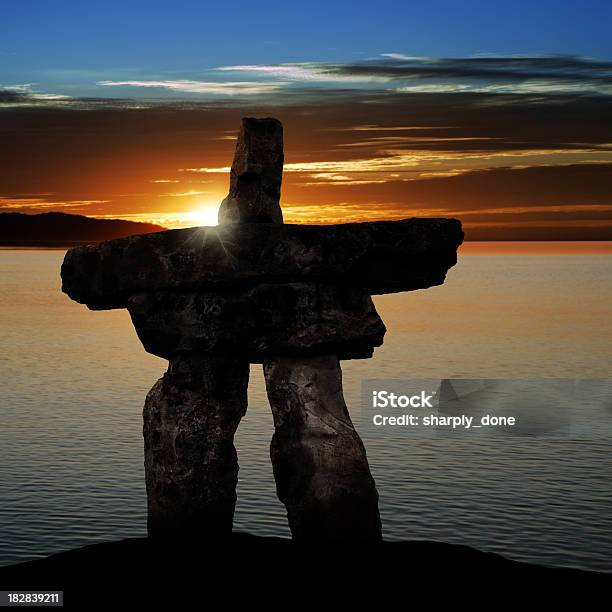 Xl Inuitsteindenkmal Bei Sonnenuntergang Stockfoto und mehr Bilder von Indigene Kultur - Indigene Kultur, Kanada, Landschaftspanorama