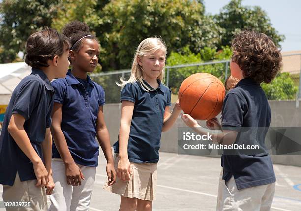 Foto de Recesso e mais fotos de stock de Basquete - Basquete, Menina, 8-9 Anos