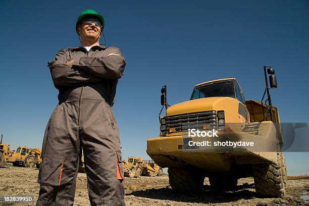 De Pie Listo Foto de stock y más banco de imágenes de Minero - Minero, Camión de peso pesado, Minería