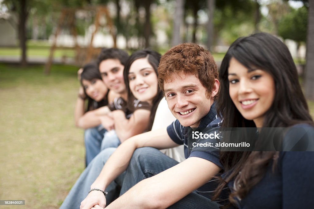 Sorridente gruppo di giovani adulti - Foto stock royalty-free di Abbigliamento casual