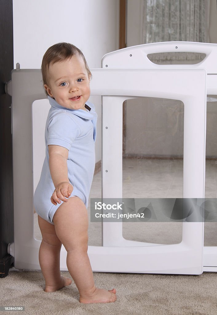 Glückliches Kind in Baby-Tor - Lizenzfrei Babygitter Stock-Foto