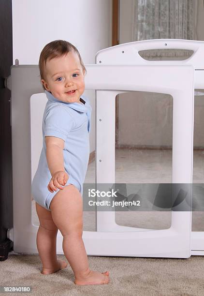 Glückliches Kind In Babytor Stockfoto und mehr Bilder von Babygitter - Babygitter, Kleinstkind, 6-11 Monate