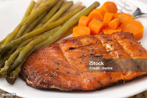 Gegrilltes Lachsfilet Abendessen Mit Gemüse Stockfoto und mehr Bilder von Bildschärfe - Bildschärfe, Farbbild, Filetiert