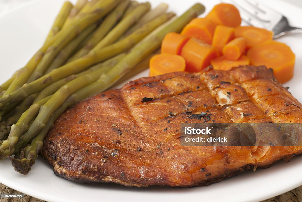 Filé de salmão grelhado com legumes, jantar - Foto de stock de Alimentação Saudável royalty-free