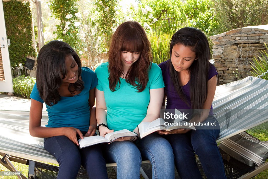 Jovens adultos lendo - Foto de stock de Adolescente royalty-free