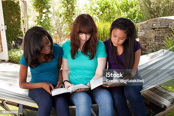 Молодые Взрослых Чтение — стоковые фотографии и другие картинки Библия - Библия, Молодёжная культура, Подросток