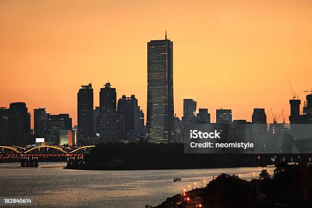 Foto de Cidade Ao Anoitecer e mais fotos de stock de Arquitetura - Arquitetura, Arranha-céu, Capitais internacionais