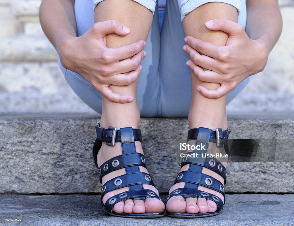 Jovem mulher usando o Sandals descanso - Foto de stock de Adolescência royalty-free