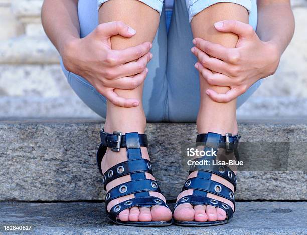 Foto de Jovem Mulher Usando O Sandals Descanso e mais fotos de stock de Adolescência - Adolescência, Adulto, Braço humano