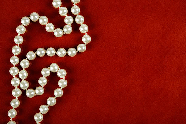 blanco collar de perlas - pearl jewelry white necklace fotografías e imágenes de stock