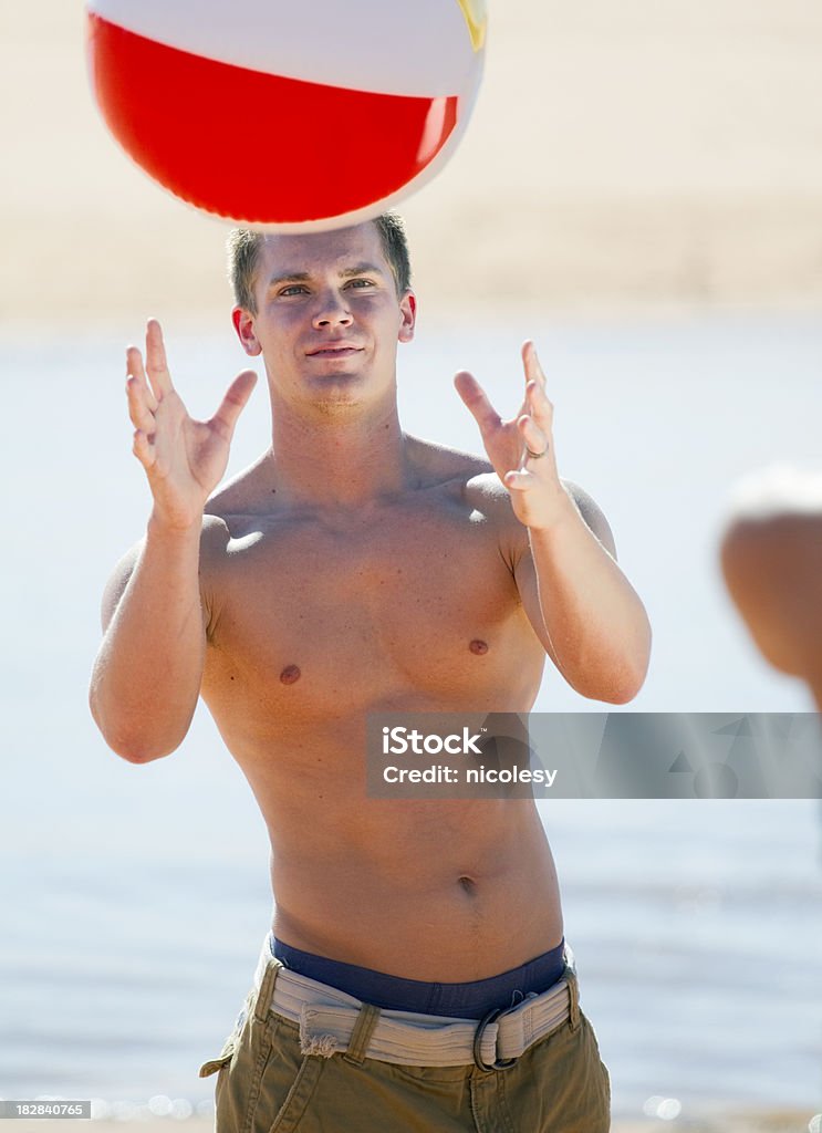 Junger Mann am Strand - Lizenzfrei Badebekleidung Stock-Foto