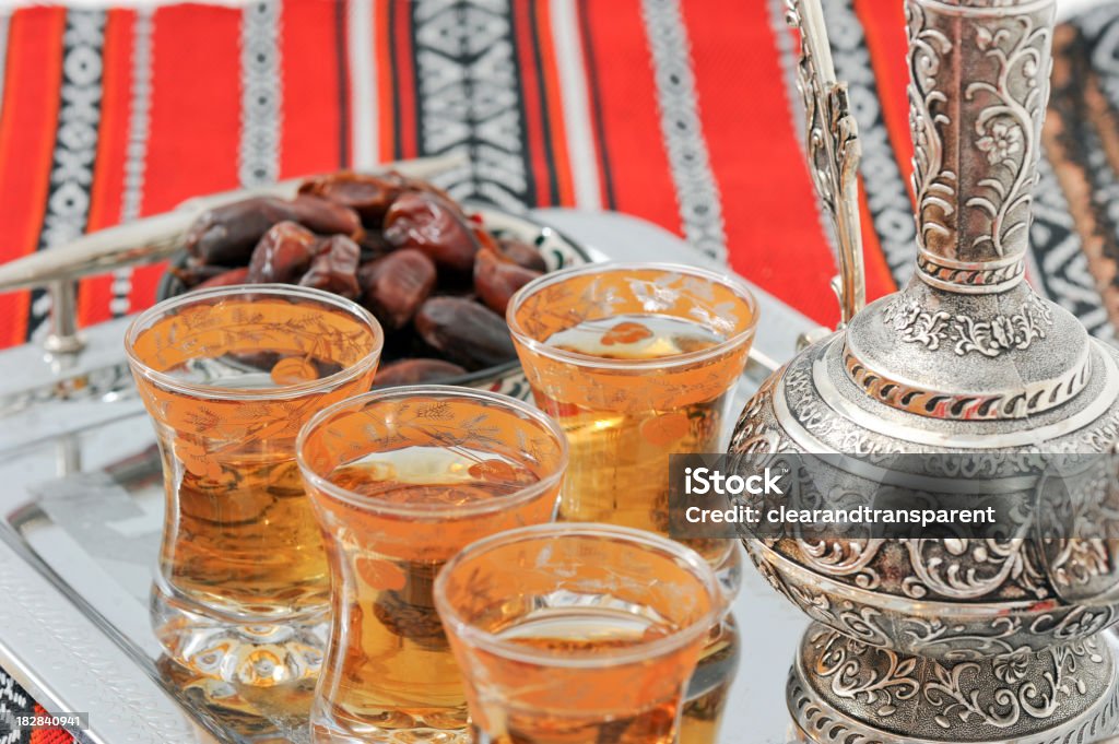 Даты и чай на Рамадан - Стоковые фото Катар роялти-фри