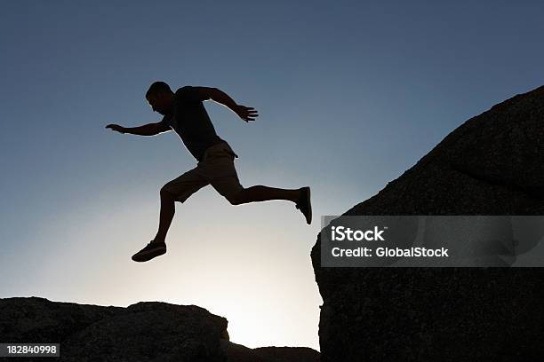 Silhueta Imagem De Um Homem Saltar Do Penhasco - Fotografias de stock e mais imagens de Adulto - Adulto, Ao Ar Livre, Atleta de pista e campo