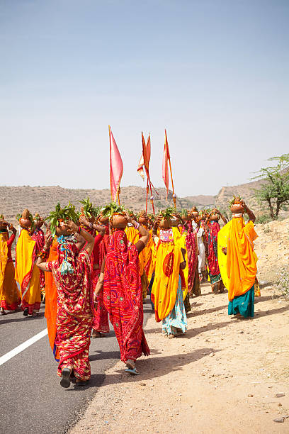 rajasthan donne indossano saris colorato per un festival - hindustani foto e immagini stock