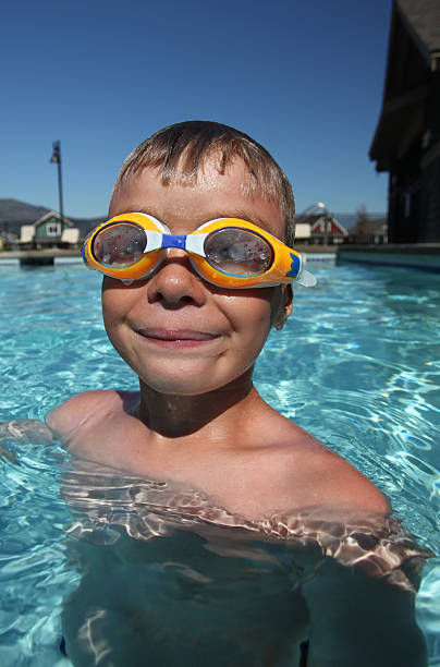 jovem rapaz nadar fora - golf child sport humor imagens e fotografias de stock