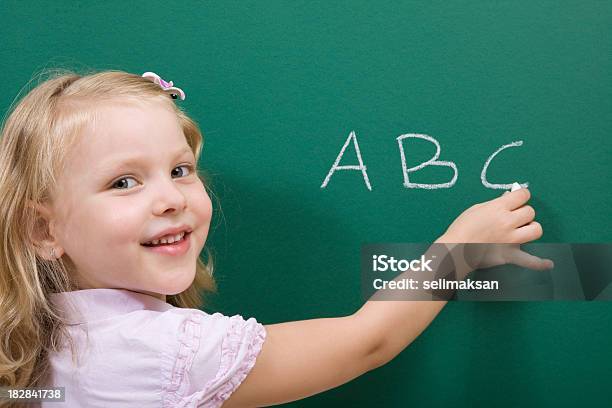 Foto de De Aprendizagem e mais fotos de stock de 4-5 Anos - 4-5 Anos, Aluno de Jardim de Infância, Aluno de Primário