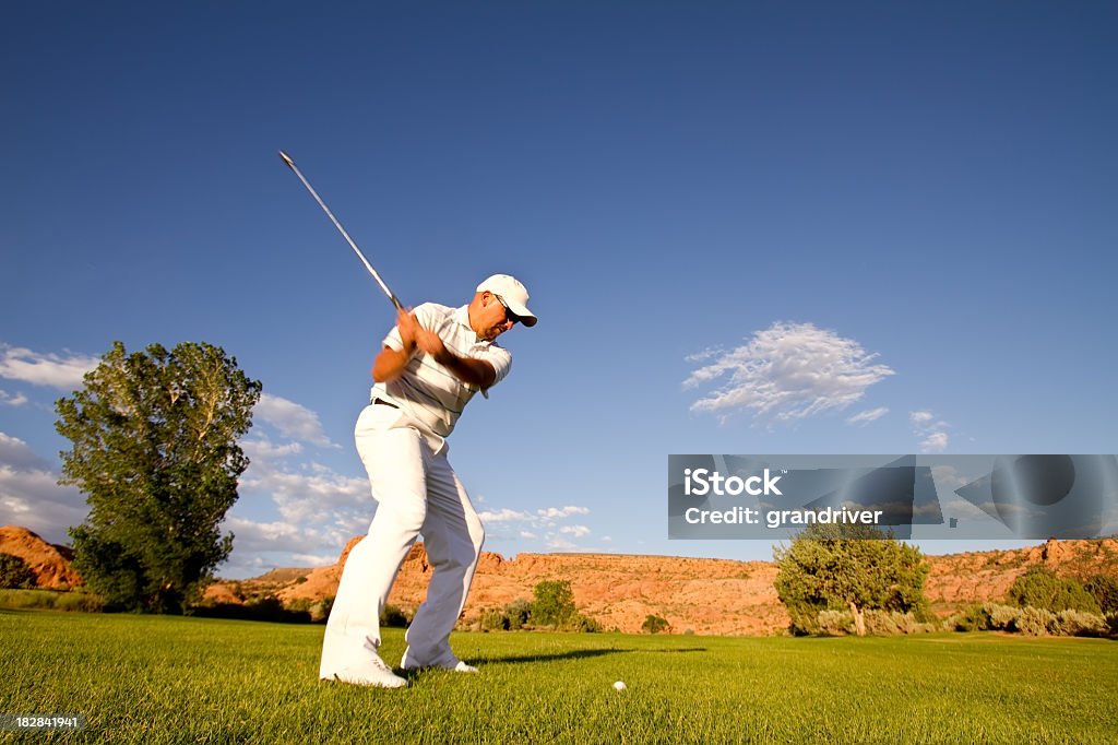 Mężczyzna Golfista uderzający fairway Ujęcie z żeliwa - Zbiór zdjęć royalty-free (Golf - Sport)