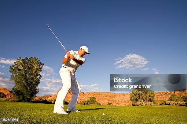 Foto de Masculino Golfista Dando Fairway Foto Com Ferro e mais fotos de stock de Adulto - Adulto, Adulto maduro, Areia