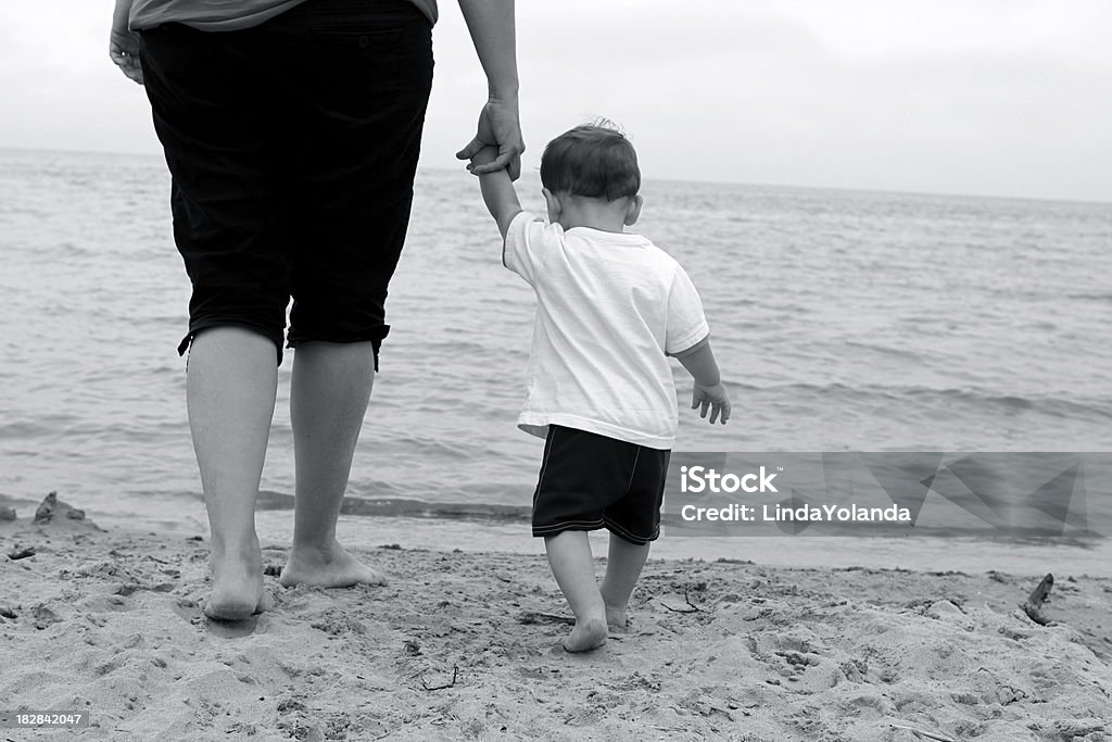 Mutter und Baby zu Fuß am Strand - Lizenzfrei Mutter Stock-Foto