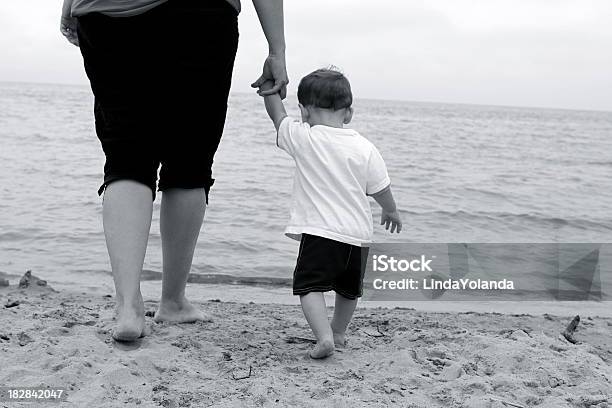 Mutter Und Baby Zu Fuß Am Strand Stockfoto und mehr Bilder von Mutter - Mutter, Sohn, Verdecktes Gesicht