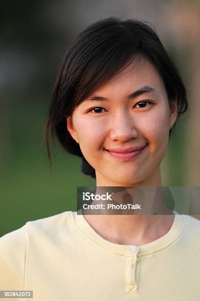 Mujer Asiática Sonriendo Retratoxl Foto de stock y más banco de imágenes de Chica adolescente - Chica adolescente, Chino - Oriental, Foto de cabeza