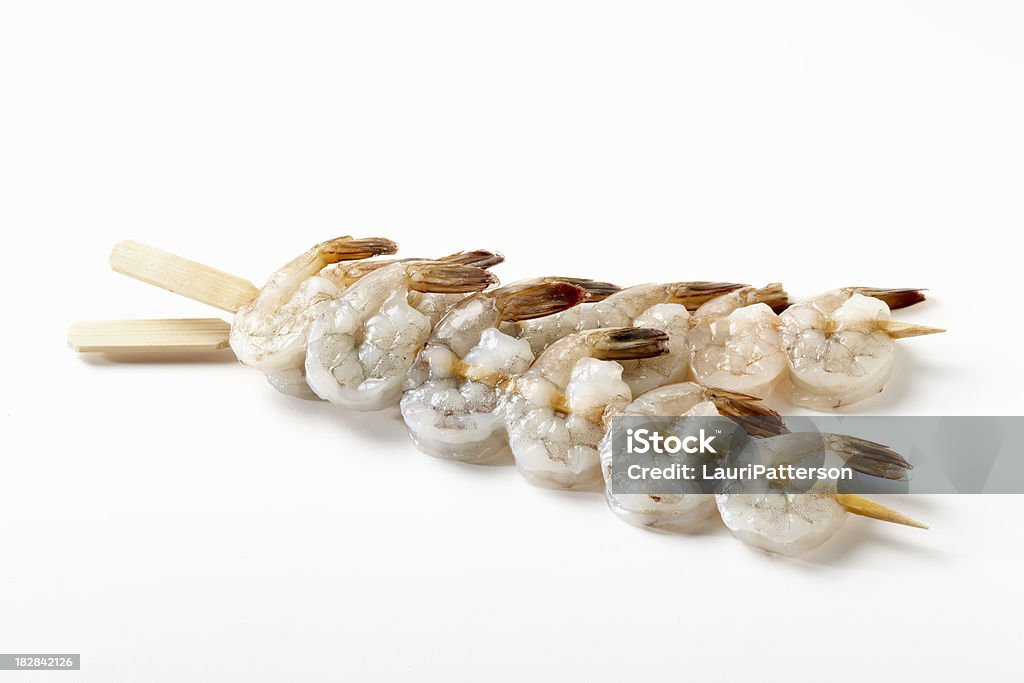 Spiedini di gamberi crudi - Foto stock royalty-free di Gamberetto - Frutti di mare