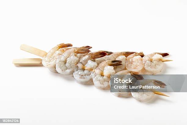 Spiedini Di Gamberi Crudi - Fotografie stock e altre immagini di Gamberetto - Frutti di mare - Gamberetto - Frutti di mare, Spiedo, Crudo