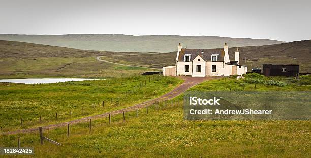 Remoto Sala De Estar Foto de stock y más banco de imágenes de Casa - Casa, Colina, Islas Shetland